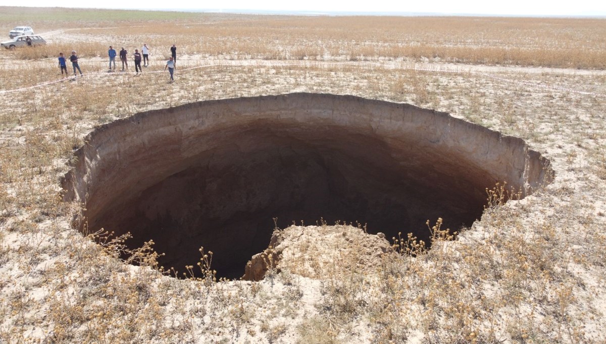 Konya'da 70 metre derinliğinde obruk Konya'da 70 metre derinliğinde obruk