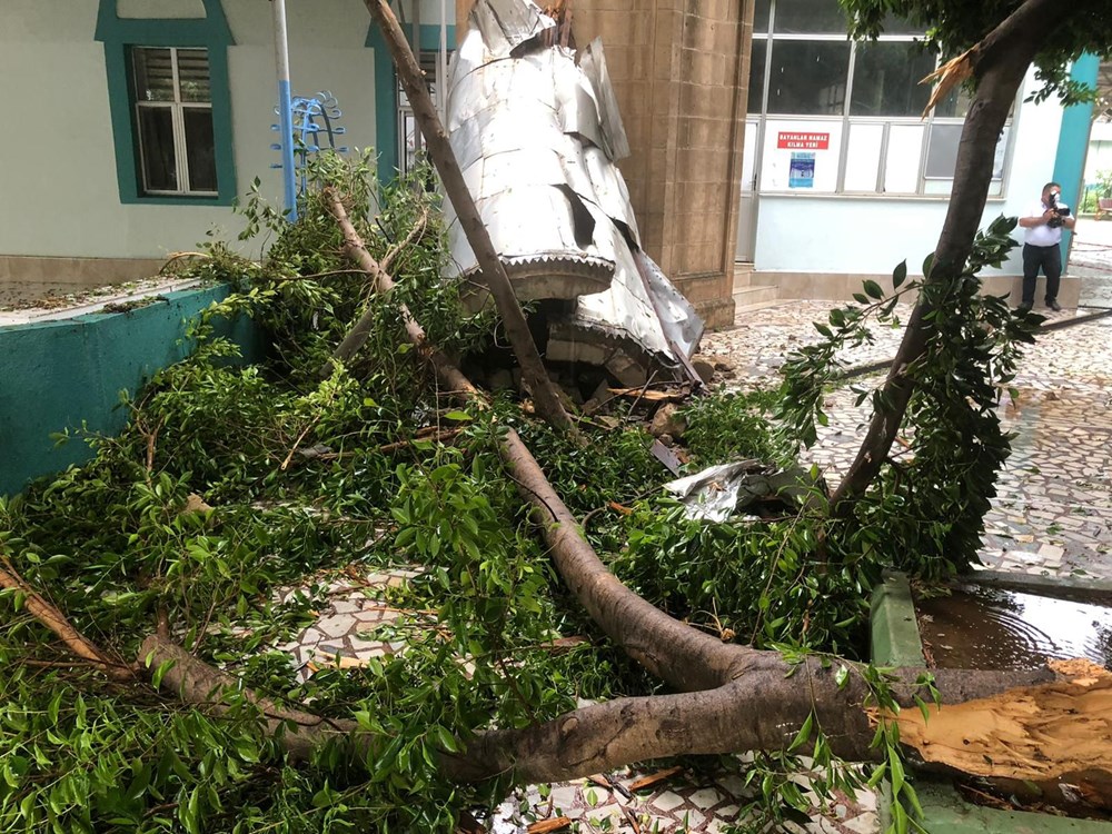 Antalya Kumluca'da kuvvetli rüzgar ve dolu: 1 ölü - 7