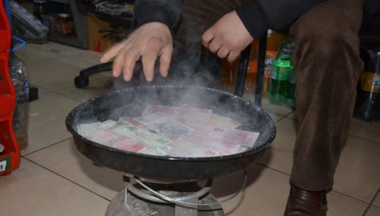 Corona virüse Karadeniz usulü çözüm: Paraları suda kaynatıyor