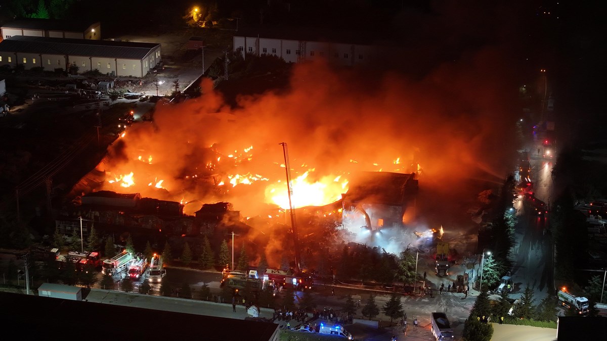Ambalaj fabrikasındaki yangına çok sayıda itfaiye ekibi müdahale ediyor.