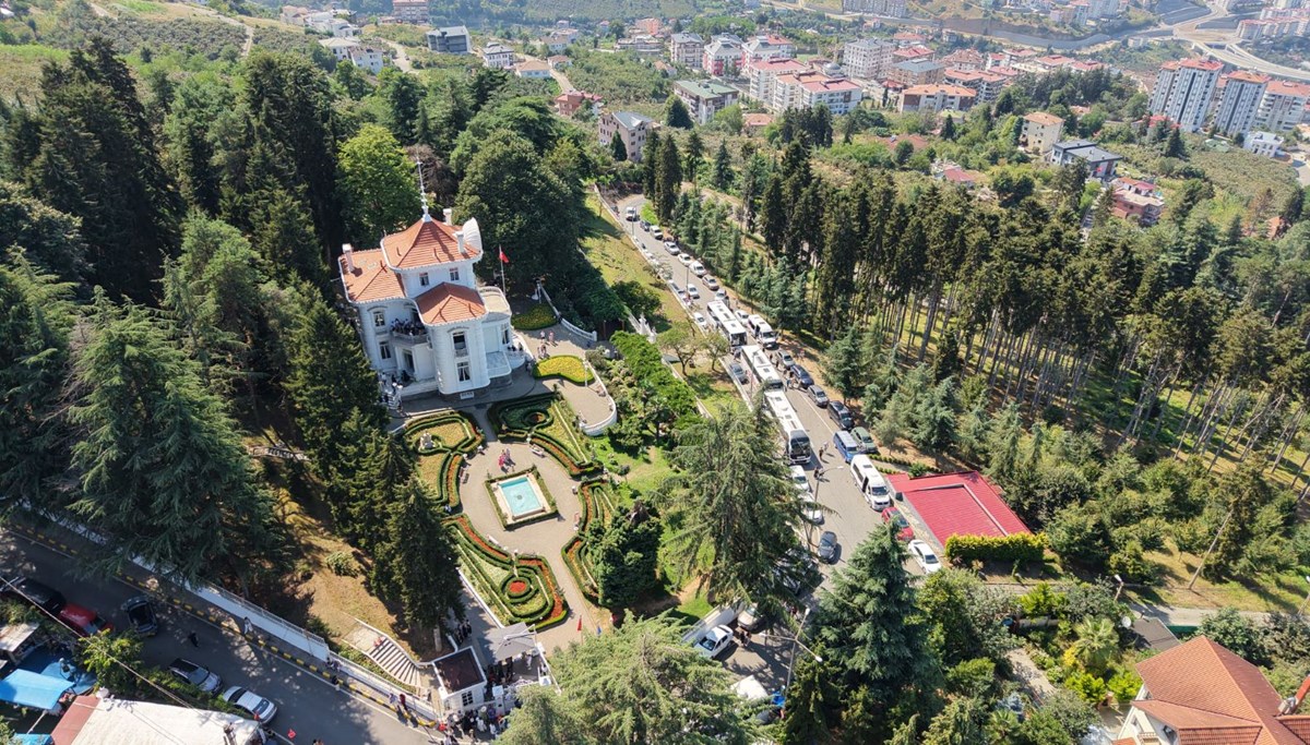 Atatürk'ün vasiyetini yazdığı köşke ziyaretçi akını: ''Çok duygulandık, gözlerimiz doldu''