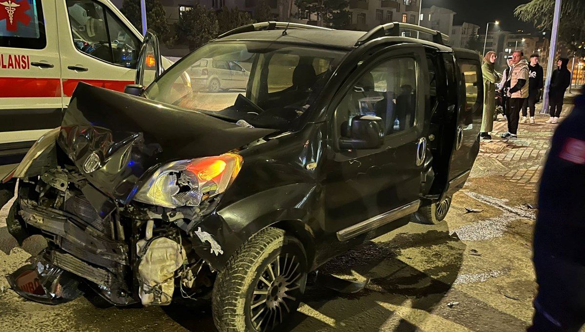 Bursa'da hafif ticari araç ile otomobil çarpıştı: 4 yaralı