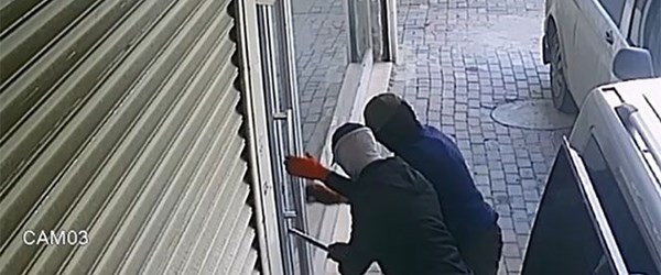 Çalışanlarının durduramadığı hırsızları elektronik kepenk durdurdu