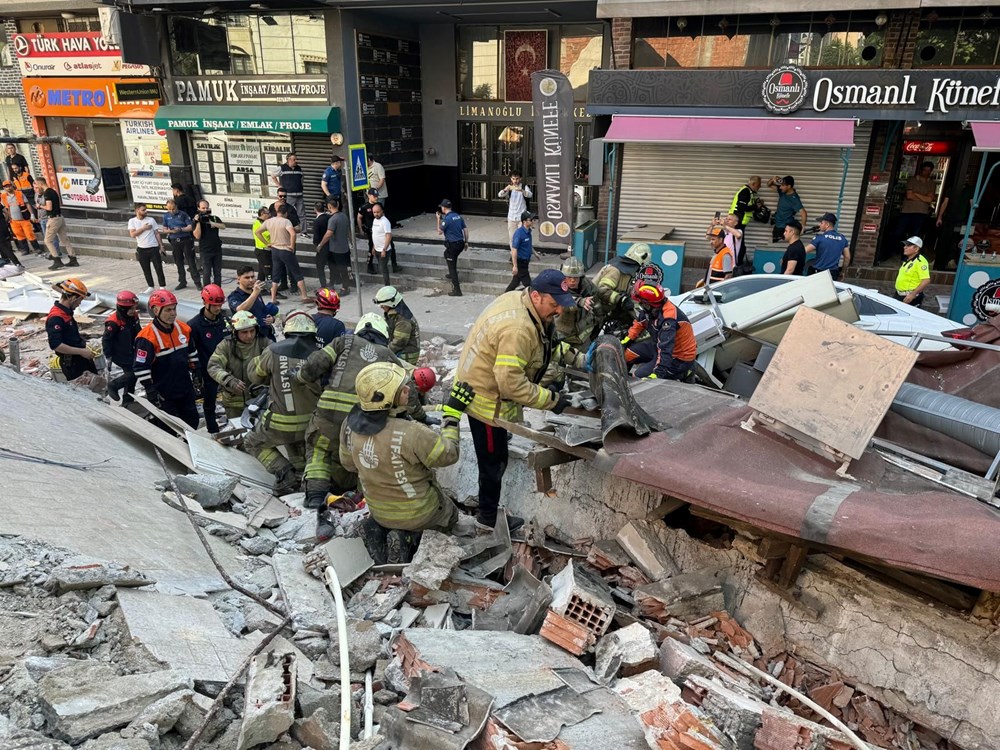 SON DAKİKA HABERİ | İstanbul Küçükçekmece'de bina çöktü: 1 kişi öldü, 7 kişi yaralı çıkarıldı - 2