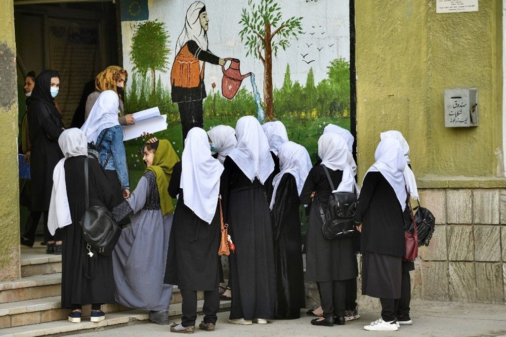 Taliban kızlara okulları birkaç saatliğine açıp tekrar kapattı - 12