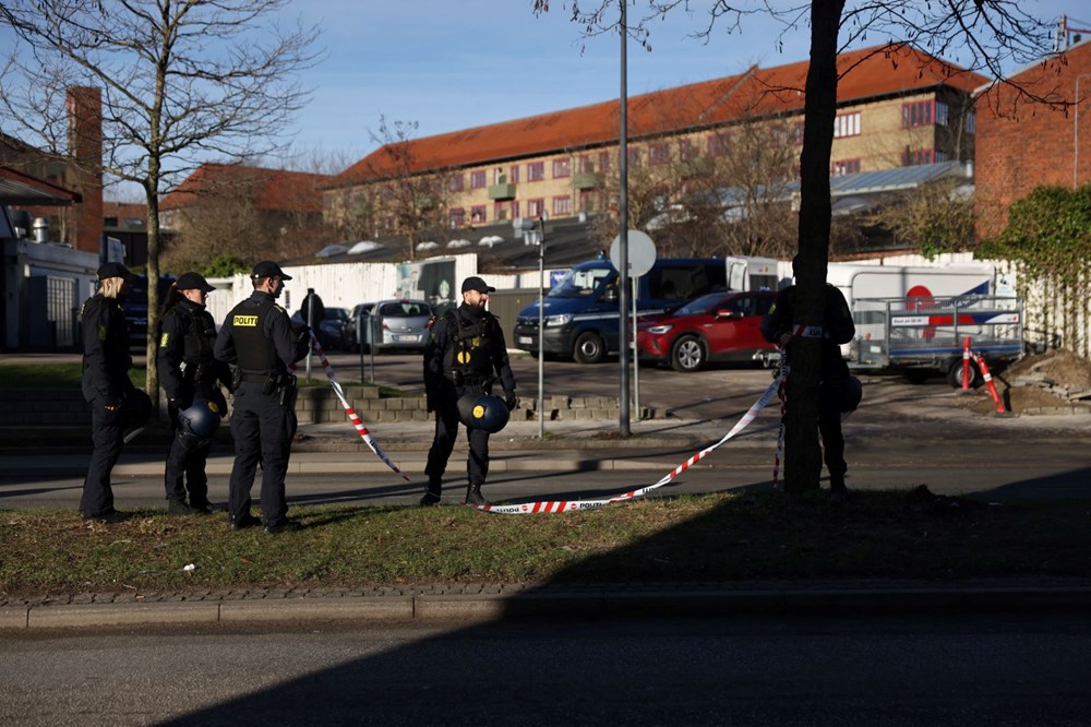 Aşırı sağcı Paludan Danimarka'da cami karşısında Kur'an-ı Kerim yaktı - 4
