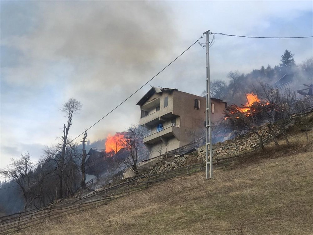 Rize'de Gölyayla köyünde çıkan yangına müdahale ediliyor - 14