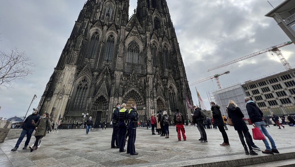 Tarihi Köln Katedrali'nde Covid-19 aşısı olmak isteyenler uzun kuyruklar oluşturdu