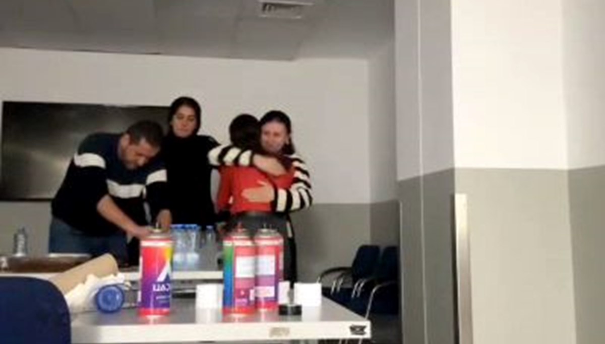 Gebze’de rehine krizi | Rehin alınan işçiler doğum günü kutladı Gebze’de rehine krizi | Rehin alınan işçiler doğum günü kutladı