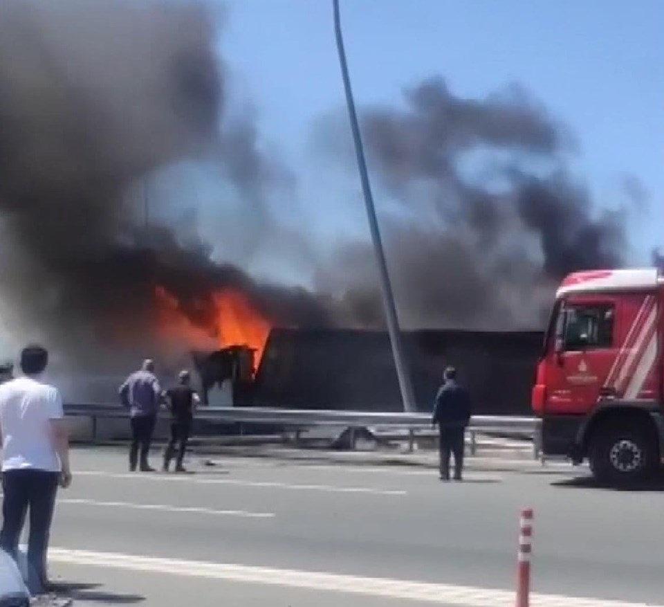 Silivri'de kaza sonrası yangın çıkan TIR'da sıkışan şoför öldü - 1