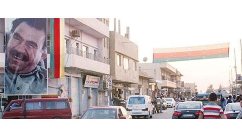 Suriye sınırında PKK bayrağı