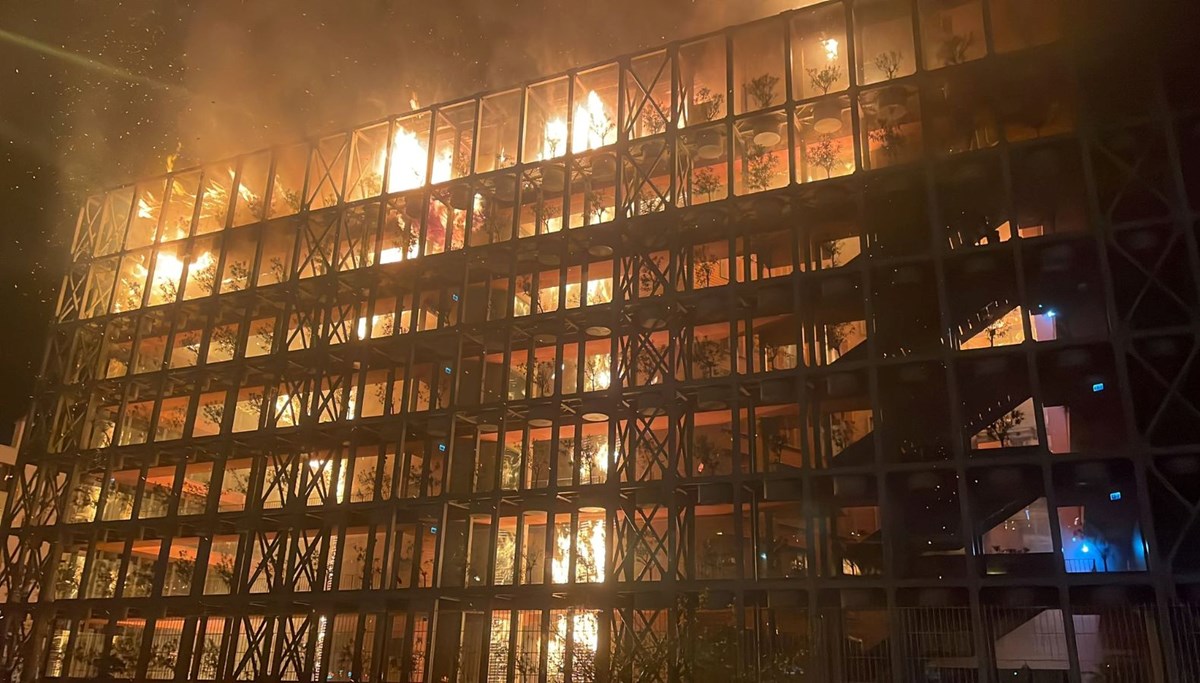 İzmir Narlıdere'de büyük site yangını İzmir Narlıdere'de büyük site yangını