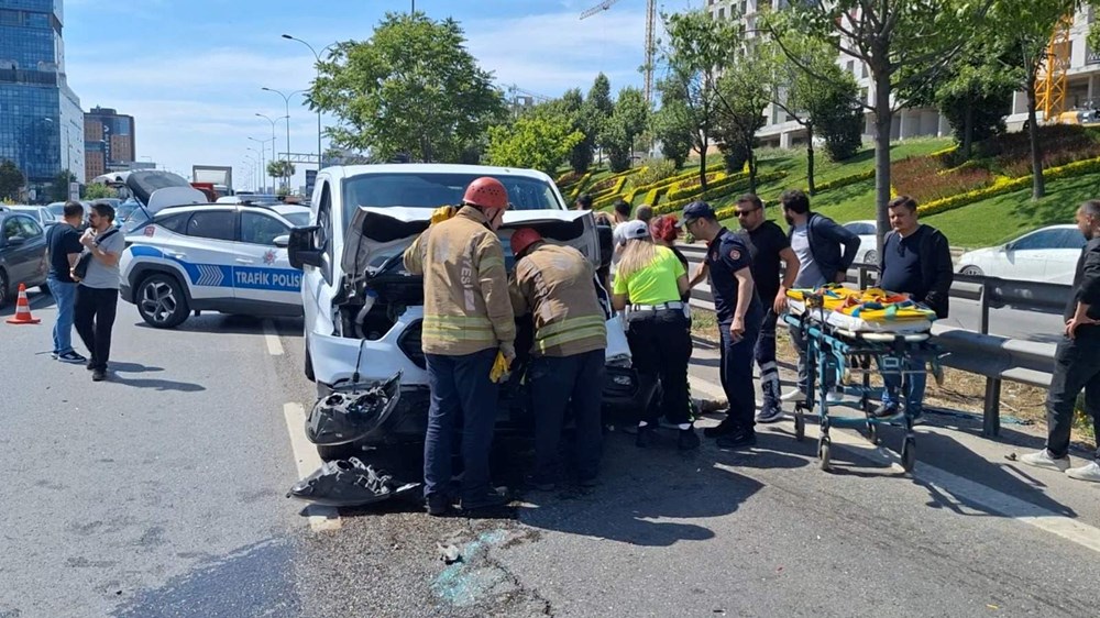 D-100'de 5 araç birbirine girdi: Yaralılar var 76