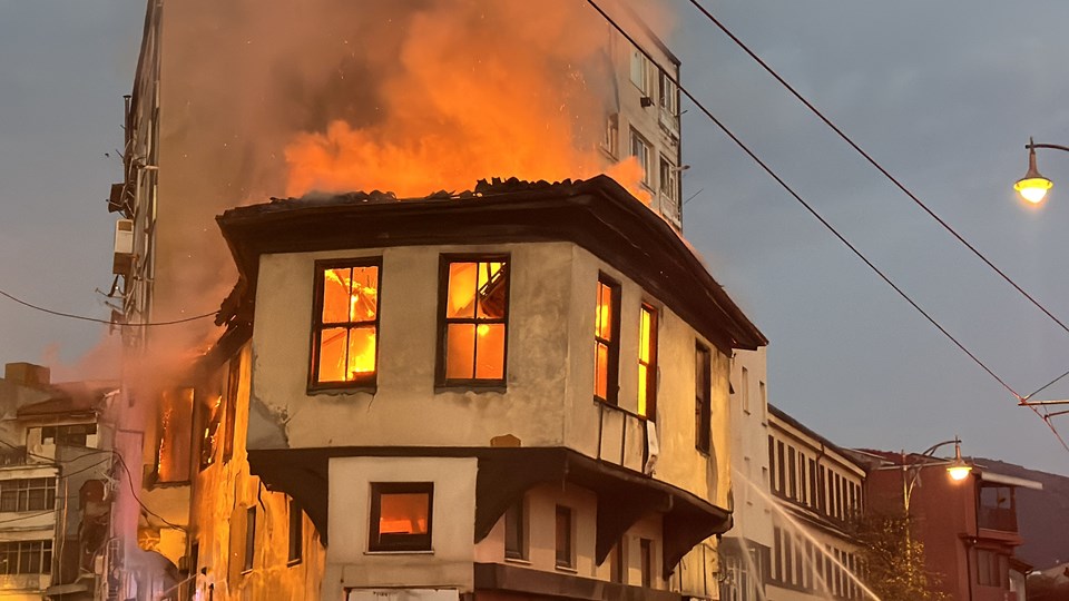 Bursa'da metruk binada çıkan yangın söndürüldü - 1