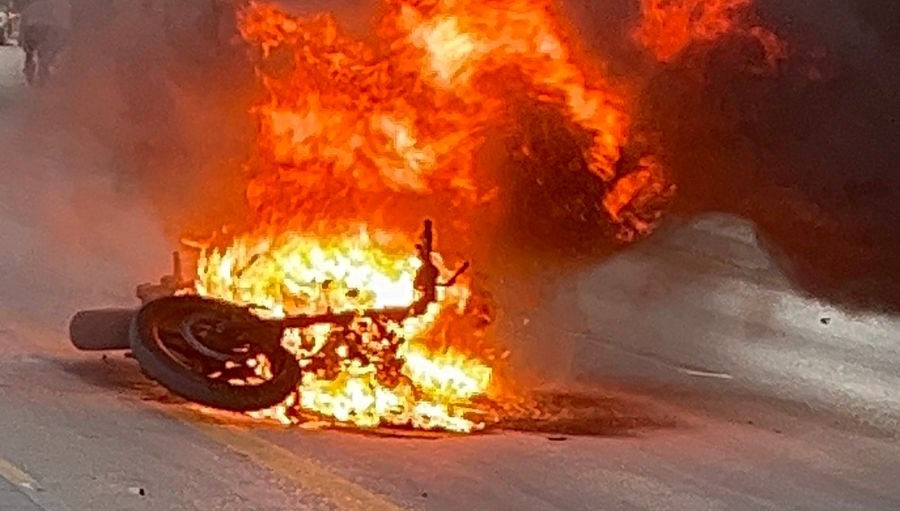 Seyir halindeki motosiklet alev aldı