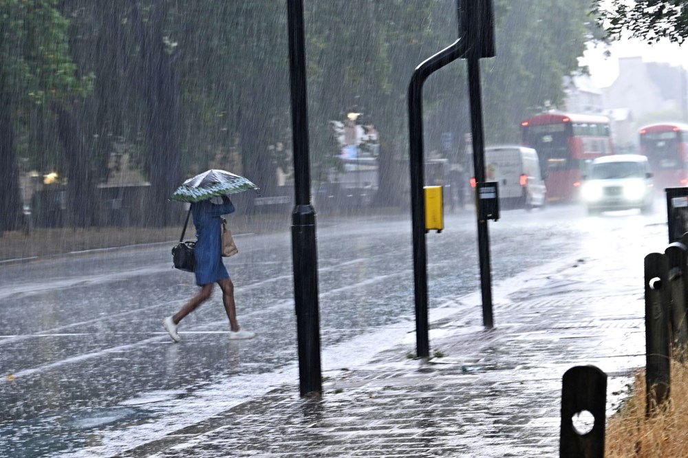 İngiltere’yi sel vurdu: Metro ve tren seferleri iptal edildi - 6