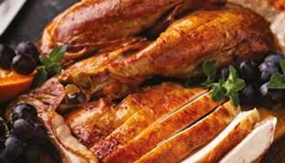 İç pilavına 1 kaşık eklemek lezzetini 5'e katlıyor: Nar gibi kızarmış yılbaşı hindisi tarifi - 6