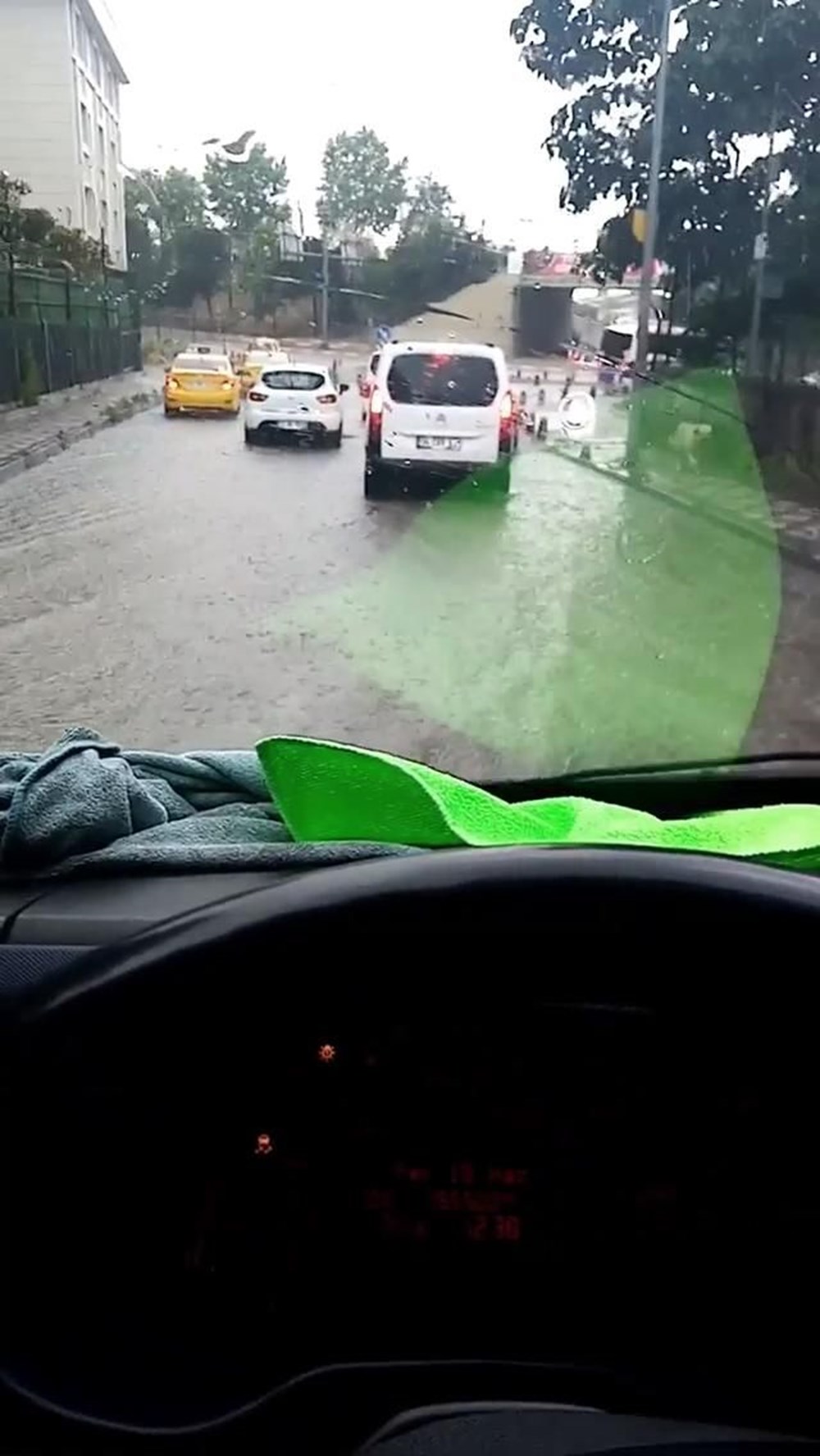 İstanbul'da şiddetli yağış: Sürücüler üst geçit altlarına sığındı - 8