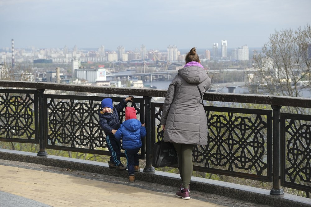Savaşın gölgesindeki Ukrayna'nın başkenti Kiev'in caddeleri canlanmaya başladı - 31