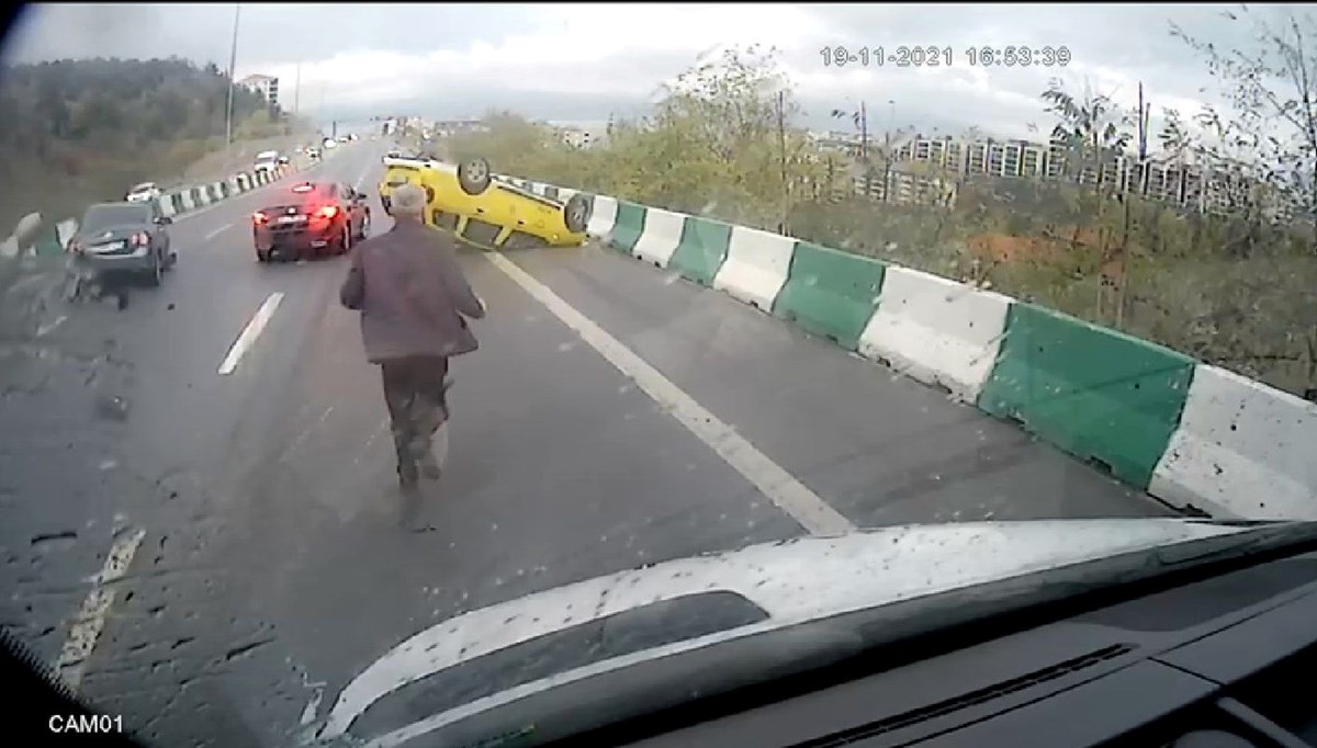 Otomobiliyle makas atan ehliyetsiz sürücü taksiye çarptı: 3 yaralı