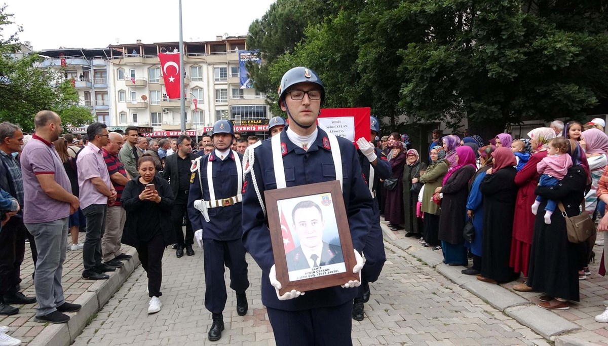 Şehit Uzman Çavuş Ceylan son yolculuğuna uğurlandı Şehit Uzman Çavuş Ceylan son yolculuğuna uğurlandı