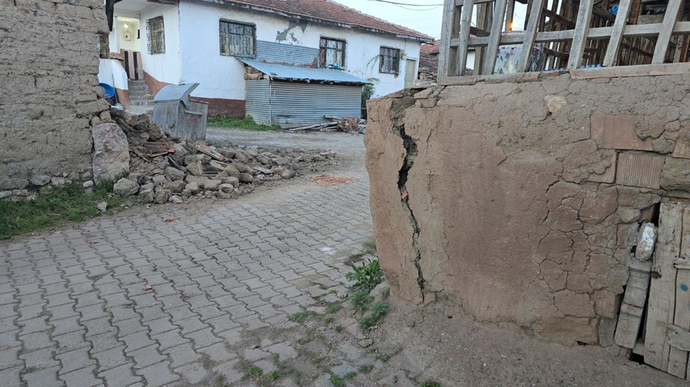 Tokat'ta depremin izleri gün ağarınca ortaya çıktı - 8