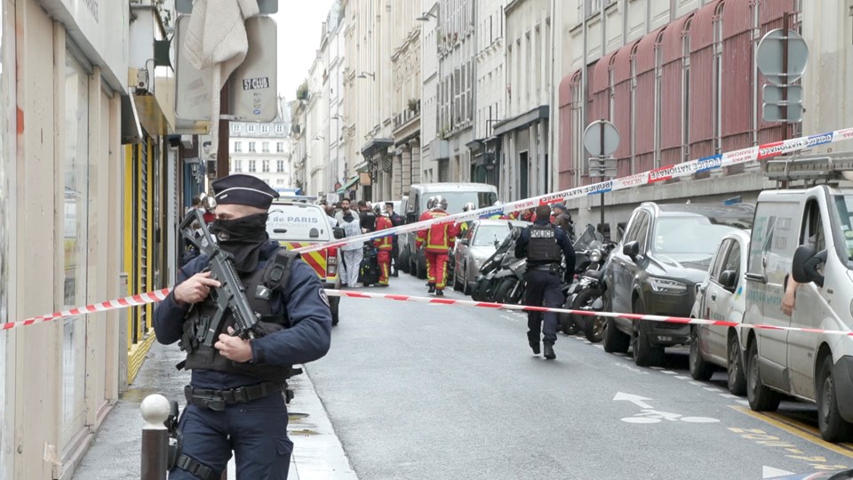 Paris'te silahlı saldırı: 3 ölü, 3 yaralı - 3