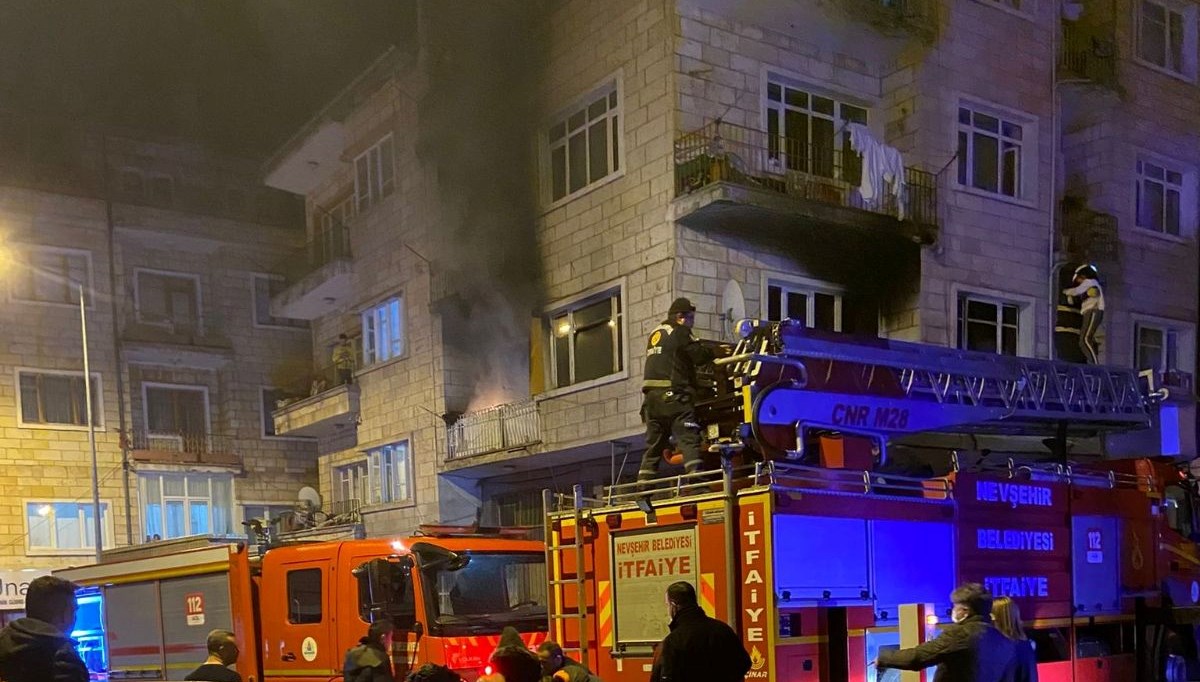 Mahsur kalan vatandaşlar itfaiye kurtardı