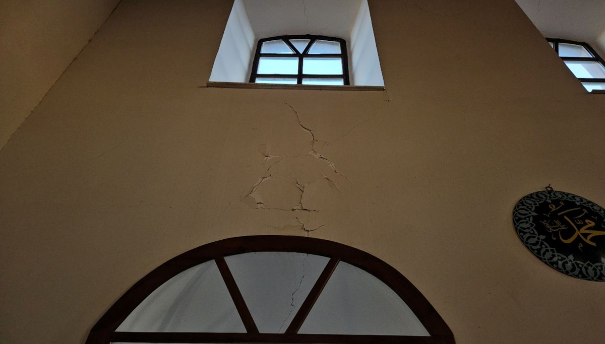 Sındırgı’daki depremde tarihi cami hasar gördü