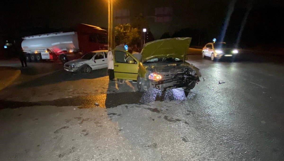Kavşakta iki otomobil çarpıştı: 4 yaralı Kavşakta iki otomobil çarpıştı: 4 yaralı