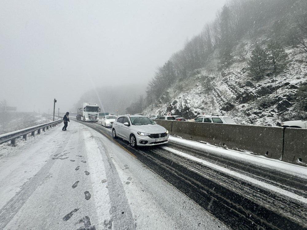 Yoğun kar ve buzlanma etkisi: Bolu'da trafik kazaları yolu tıkadı - 12