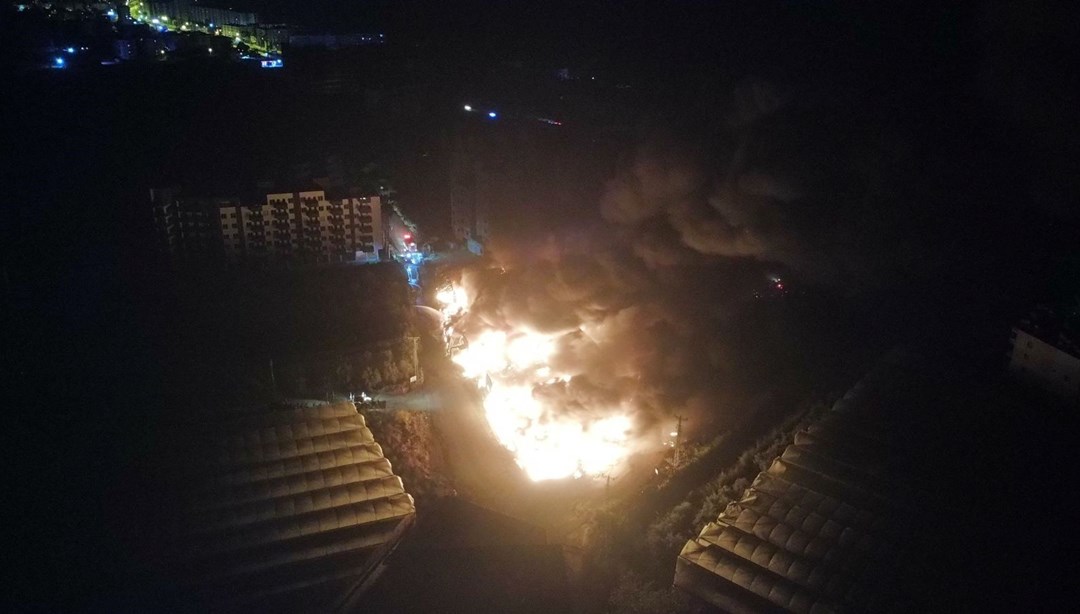 Mersin'de narenciye paketleme tesisindeki yangın söndürüldü