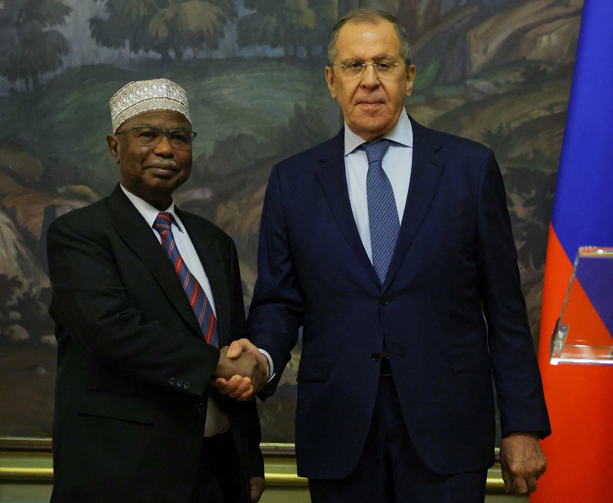 Lavrov, İslam İşbirliği Teşkilatı (İİT) Genel Sekreteri Taha ile birlikte basın toplantısı düzenledi.