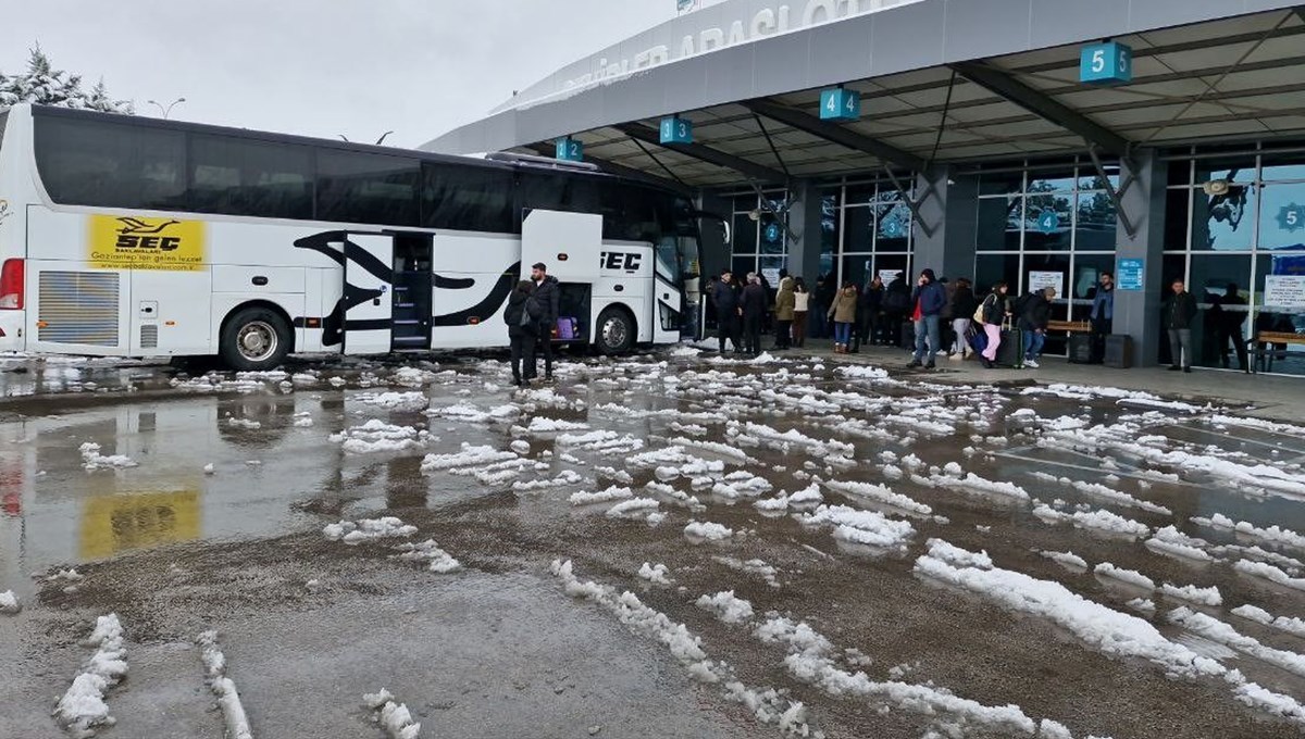 Kar yağışı, şehirlerarası otobüs seferlerini aksattı Kar yağışı, şehirlerarası otobüs seferlerini aksattı