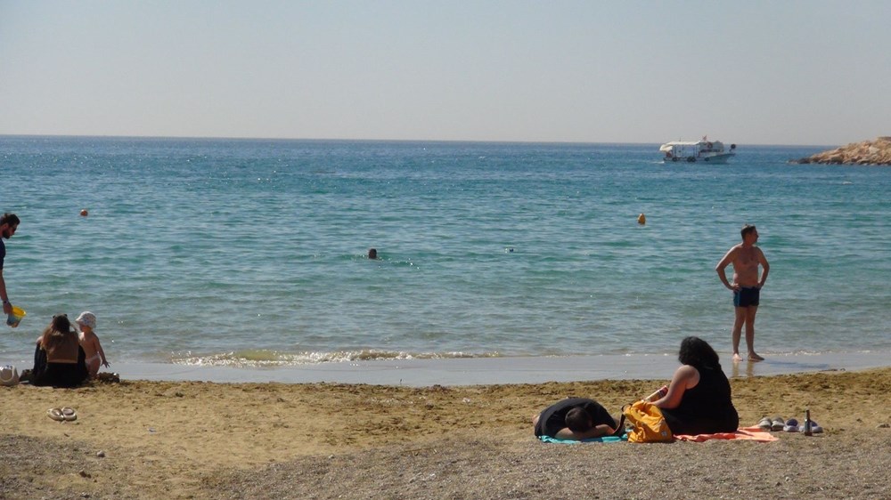 Mart ayında denize girdiler: Hava sıcaklığı 30 dereceyi buldu - 2