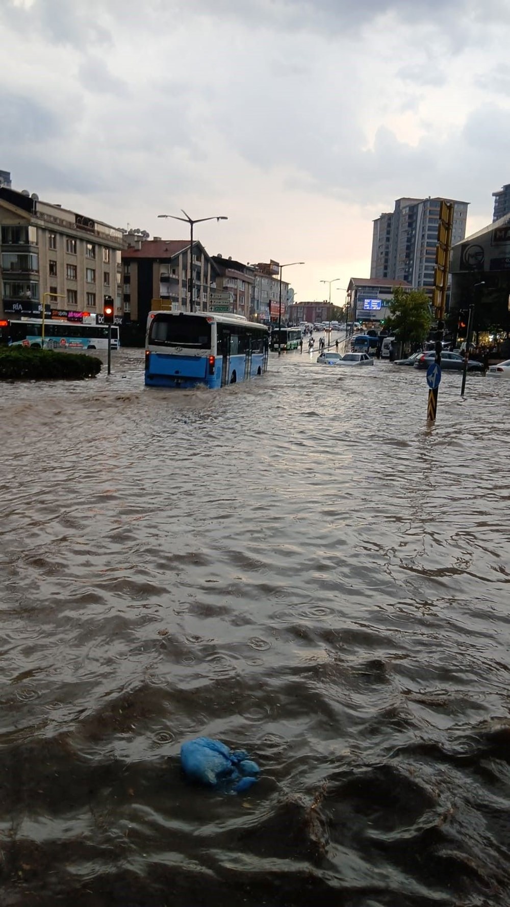 Ankara'da sağanak yağış: Arabalar sürüklendi - 7