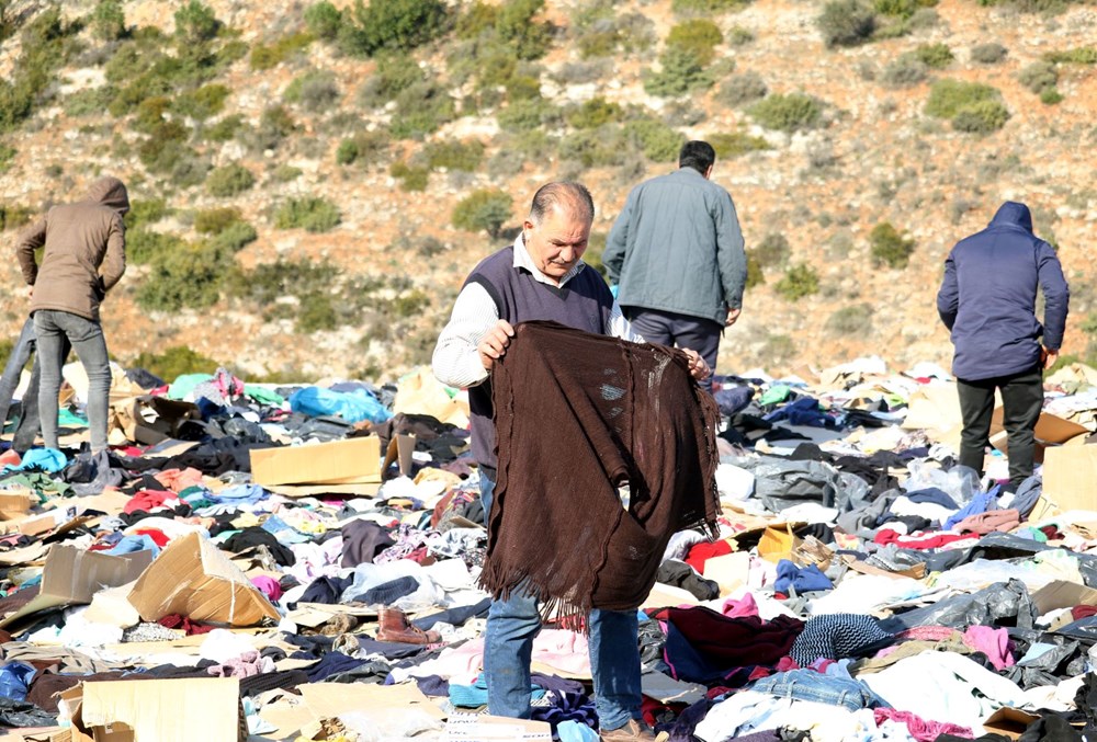 Depremzedelere giden binlerce kıyafeti yol kenarına attılar - 5