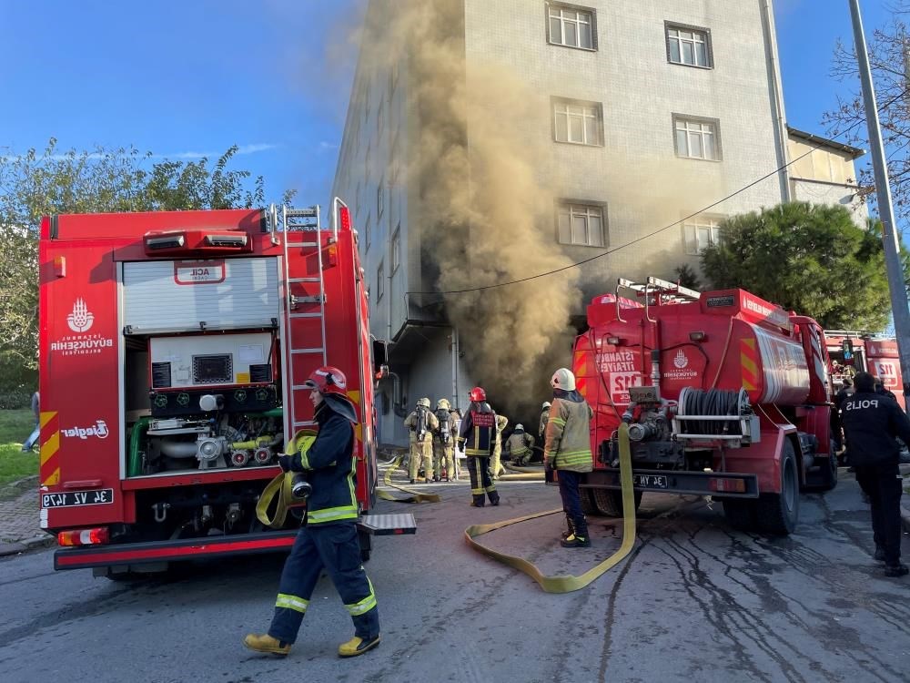 Bağcılar’da sünger deposu yandı - 1
