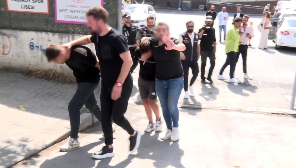 Okul çevresindeki denetimde iki gözaltı