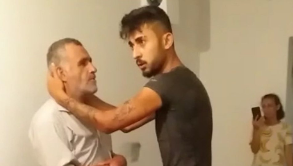 Eve çağırdıkları seyyar satıcıyı dövüp, görüntülerini kaydettiler