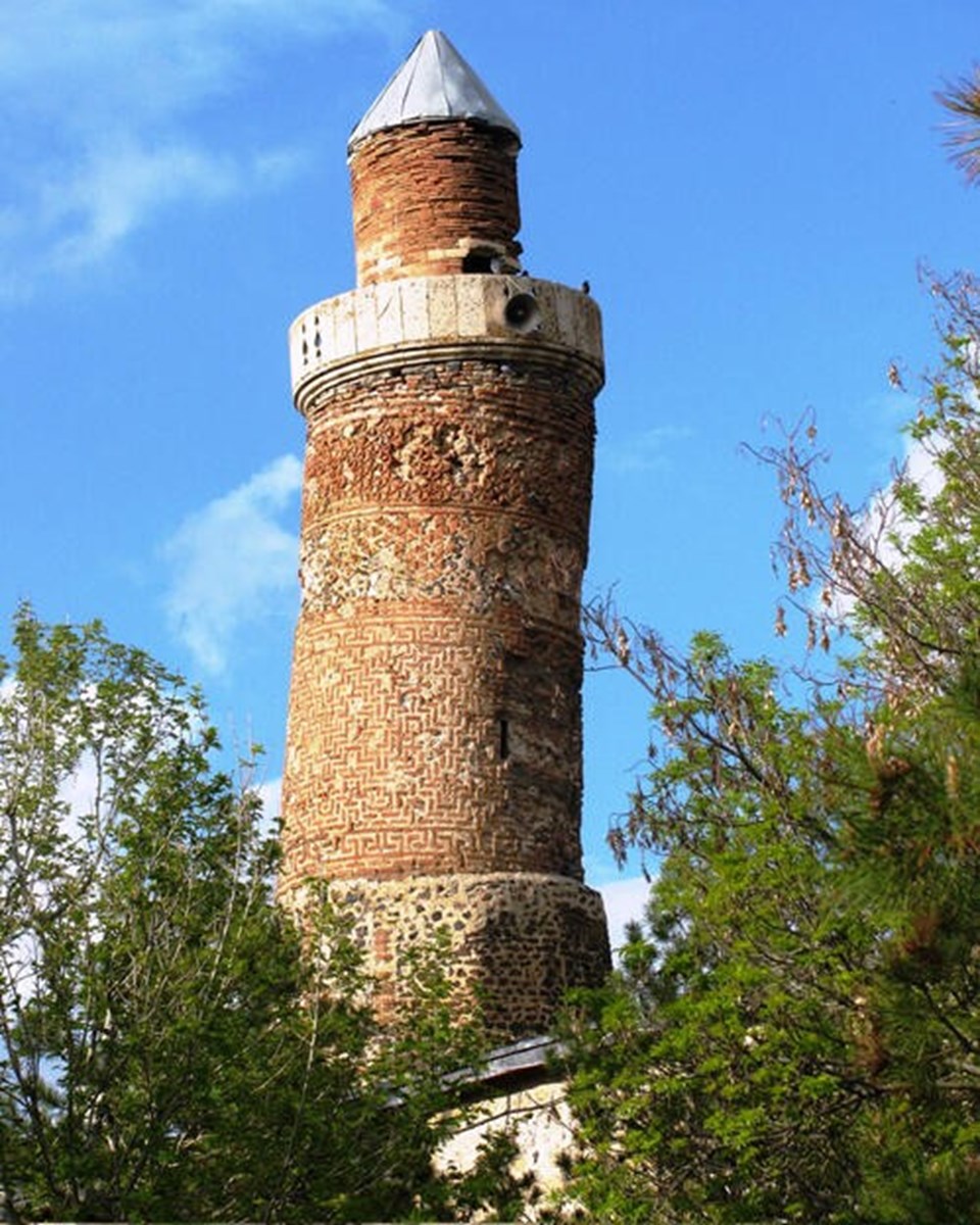 Elazığ'daki Ulu Cami'nin minaresi 864 yıldır depremlere meydan okuyor - 1