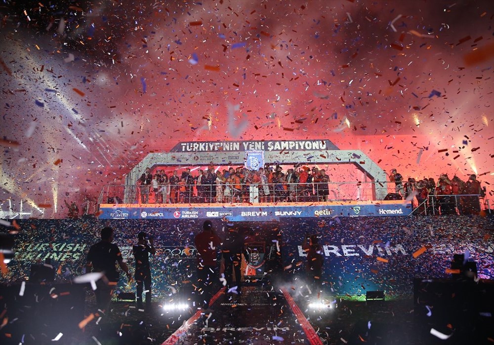 Medipol Başakşehir, şampiyonluk kupasını kaldırdı - 8