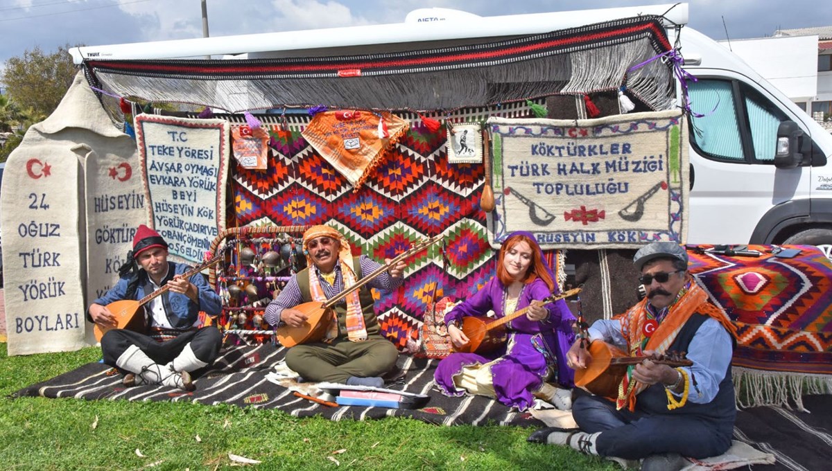 Türküleri yaşatmak için karavanıyla diyar diyar geziyor