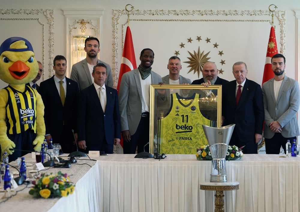 Cumhurbaşkanı Erdoğan, Fenerbahçe Beko'yu kabul etti: Nigel Hayes-Davis'ten forma hediyesi - 1