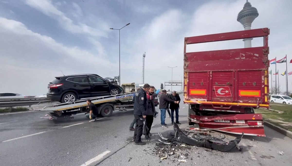 Büyükçekmece'de TIR'a arkadan çarpan otomobilin sürücüsü öldü Büyükçekmece'de TIR'a arkadan çarpan otomobilin sürücüsü öldü