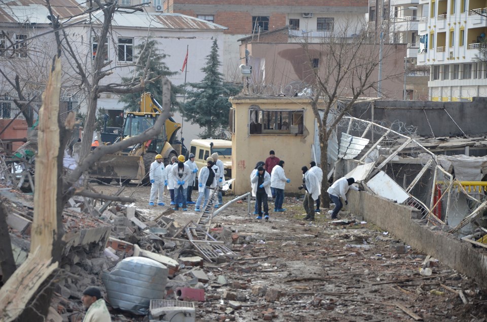 Diyarbakır'da emniyete saldırı: 1 polis şehit, 5 kişi hayatını kaybetti - 2