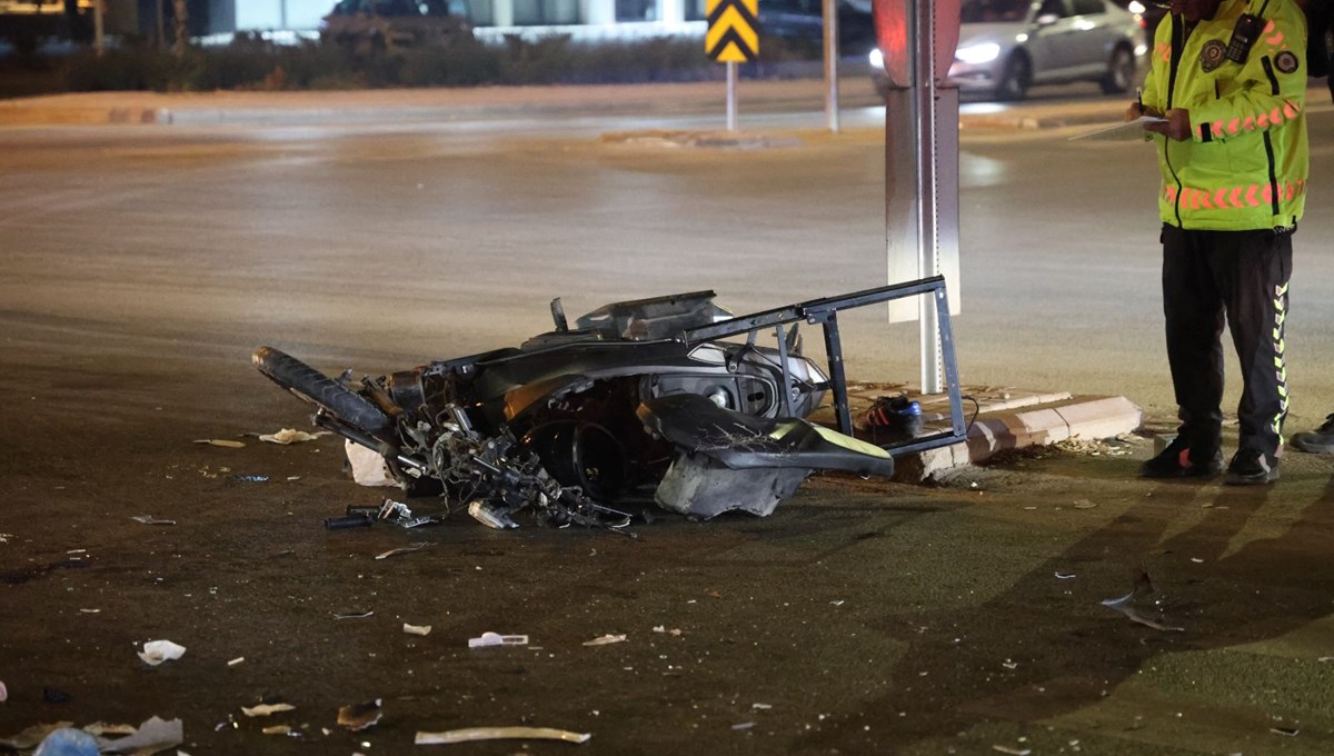 Motosiklet otomobile çarptı: 1'i ağır 2 yaralı Motosiklet otomobile çarptı: 1'i ağır 2 yaralı