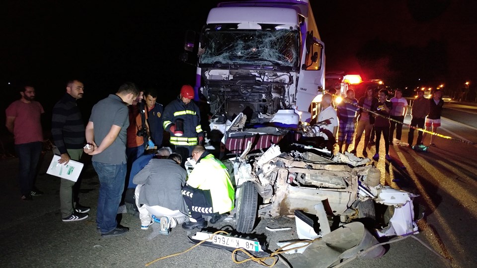 Konya'da kamyonun halatla çektiği otomobile TIR çaptı: 3 ölü, 2 yaralı - 1