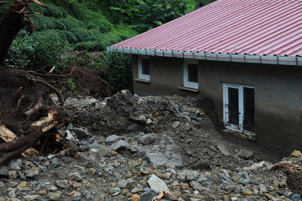 Rize'de heyelan: Okulun bahçesi çöktü - 3