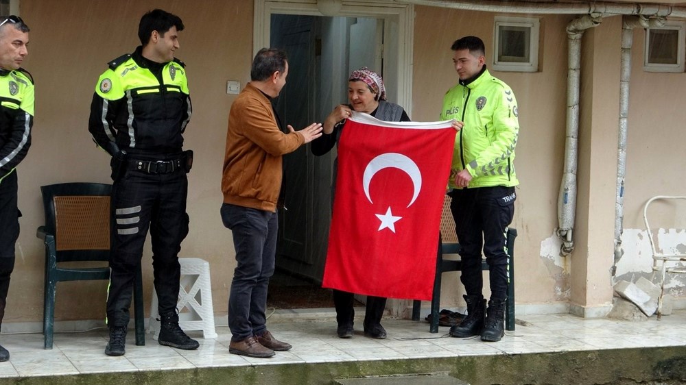 Polis helikopterine bayrak sallayan Ayşe teyze: "Ağlaya ağlaya içeri girdim, çok duygulandım" 77 k4 wyYnaUU H2 95yud8Q